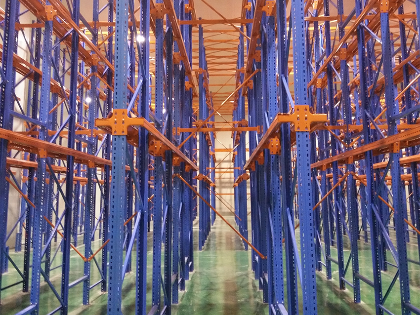 贯通式货架图片